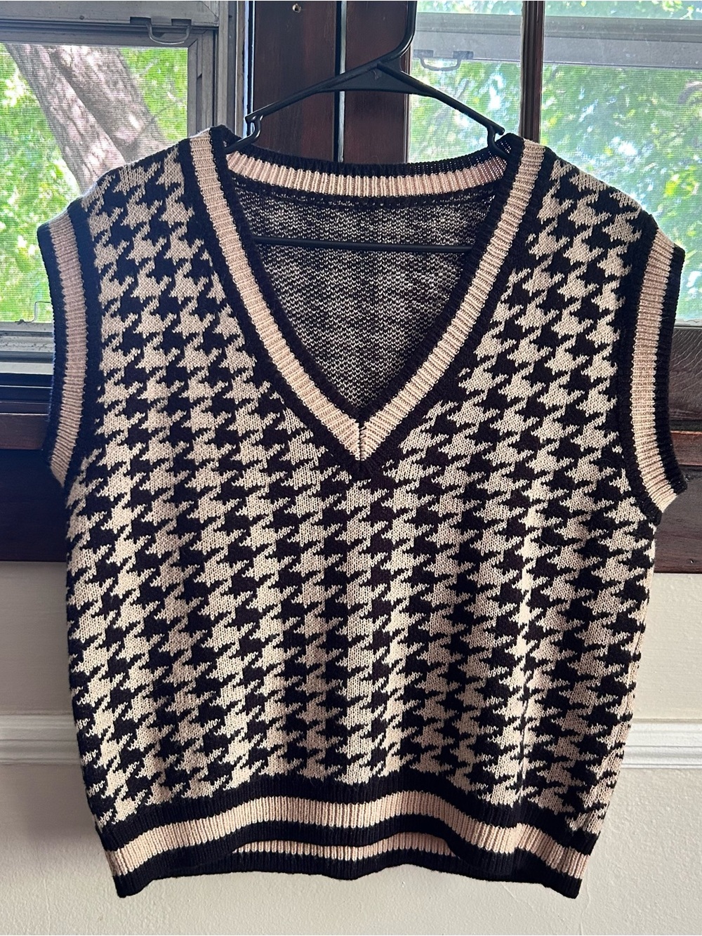Houndstooth Knit V-Neck Sweater Vest in Black & Cream